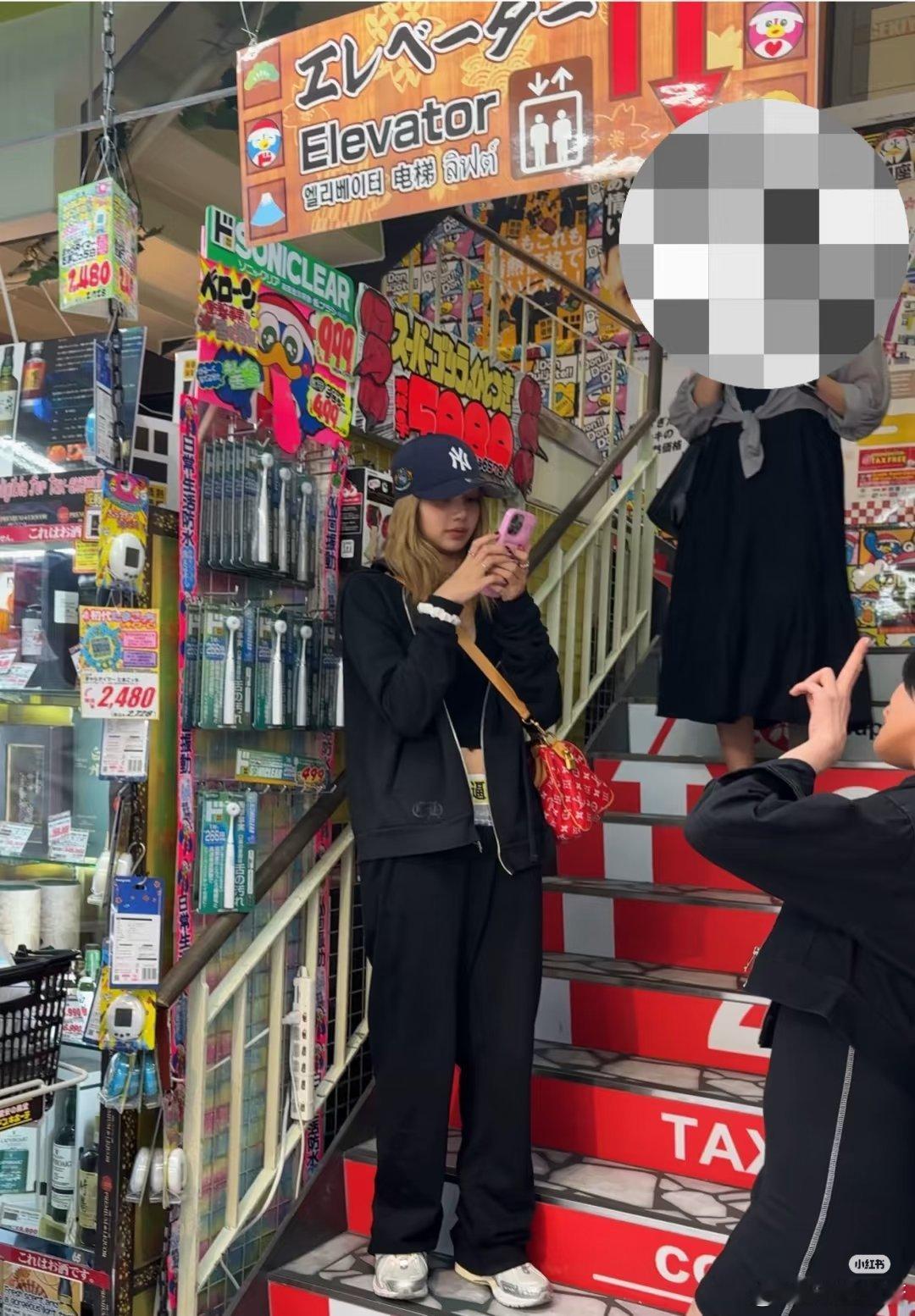 Lisa穿着土味裤子“整天瞎*忙，还**挣不到钱”趣味性拉满 ​​​