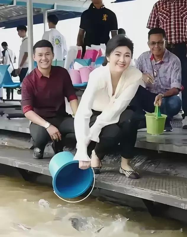 摆拍的照片，也能引起人的注意，是因为美丽，还是因为动作优雅，这张照片真的没有看出