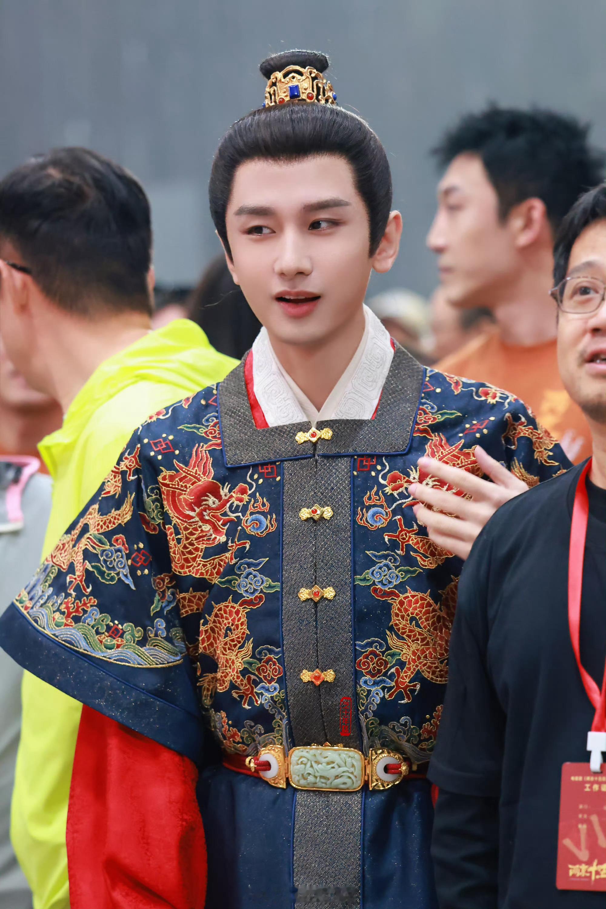 成毅两京十五日开机生图路透成毅两京十五日开机生图成毅两京十五日开机生图，开机大吉