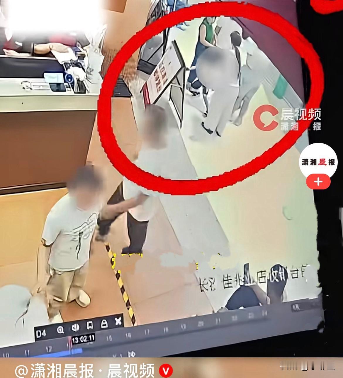 近日，湖南长沙女孩小熊在餐厅前台点餐，这时一名4岁小男孩在餐厅里到处乱跑，突然伸