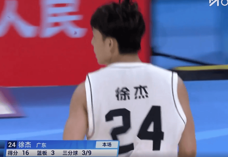 徐杰全场投篮13中6，三分10中4得到19分3篮板4助攻1抢断