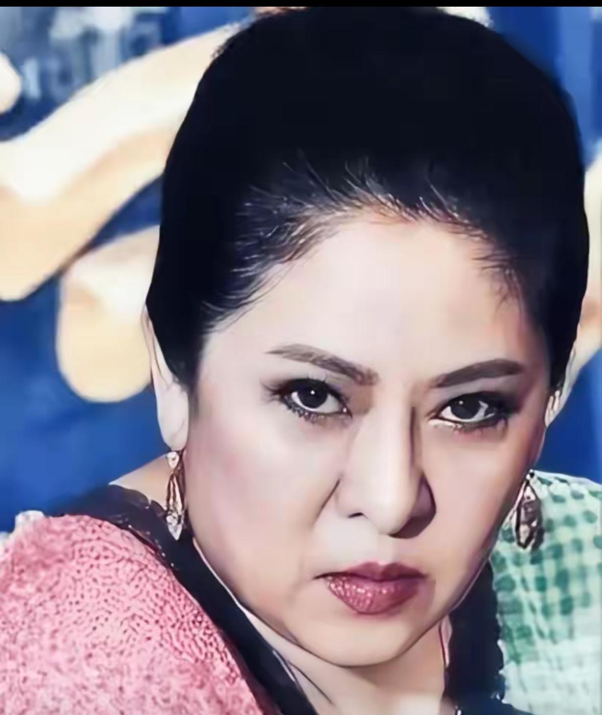 向太好凶狠的眼神呀，她这是在看谁呢！
能有这个眼神的人都是狠角色。
向太在娱乐圈