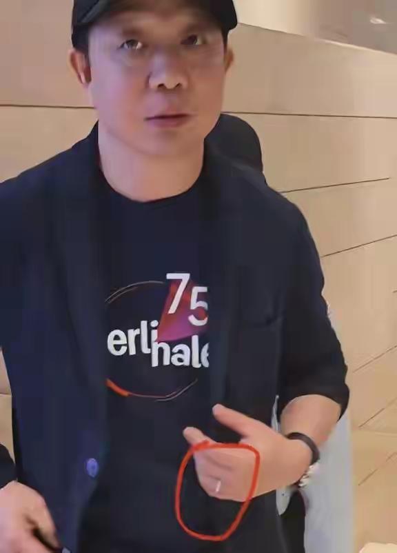 姚晨离婚了。

不对，应该说——姚晨多年前就离婚了，昨天才告诉我们。

声明写得