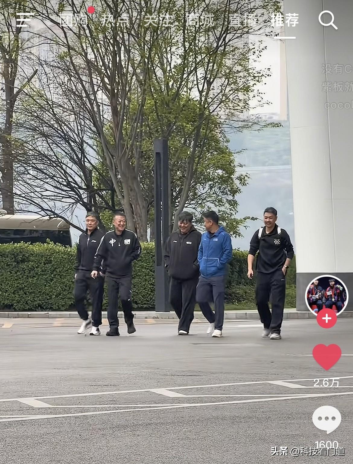 看看这张图！国乒jlz出来炸街了！有说有笑，心情大好！

这才是真实的国乒团队！