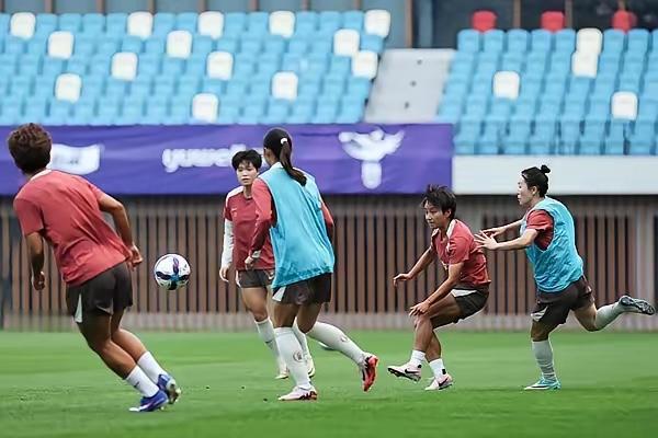 中国女足热身赛6比1越南女足
​​2月13日晚，正在深圳备战女足亚洲杯的中国女足