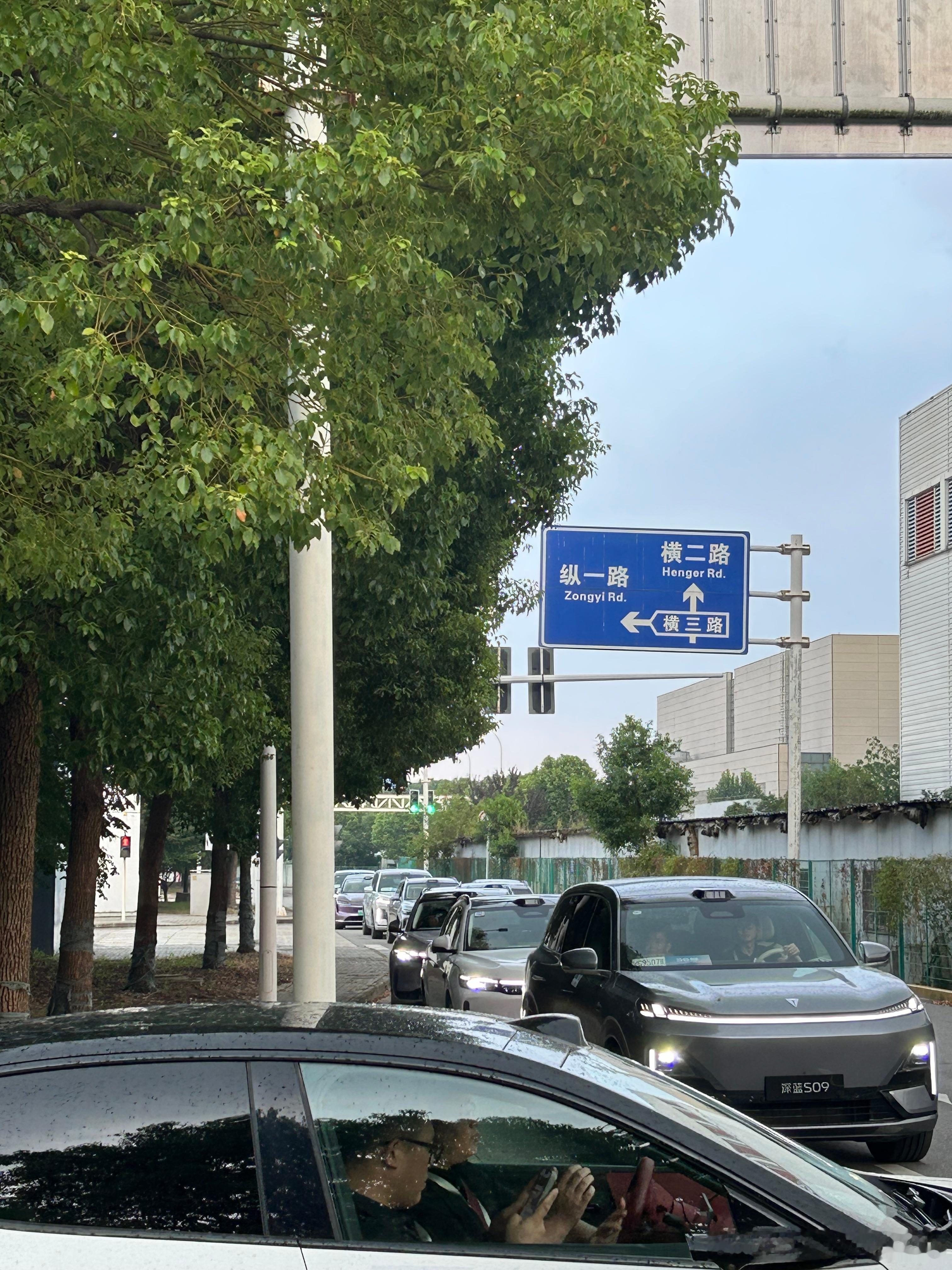 华为测试车队实拍图刷屏了！多家车企参与ADS 4首批测试，莫非高阶智驾要掀新篇章