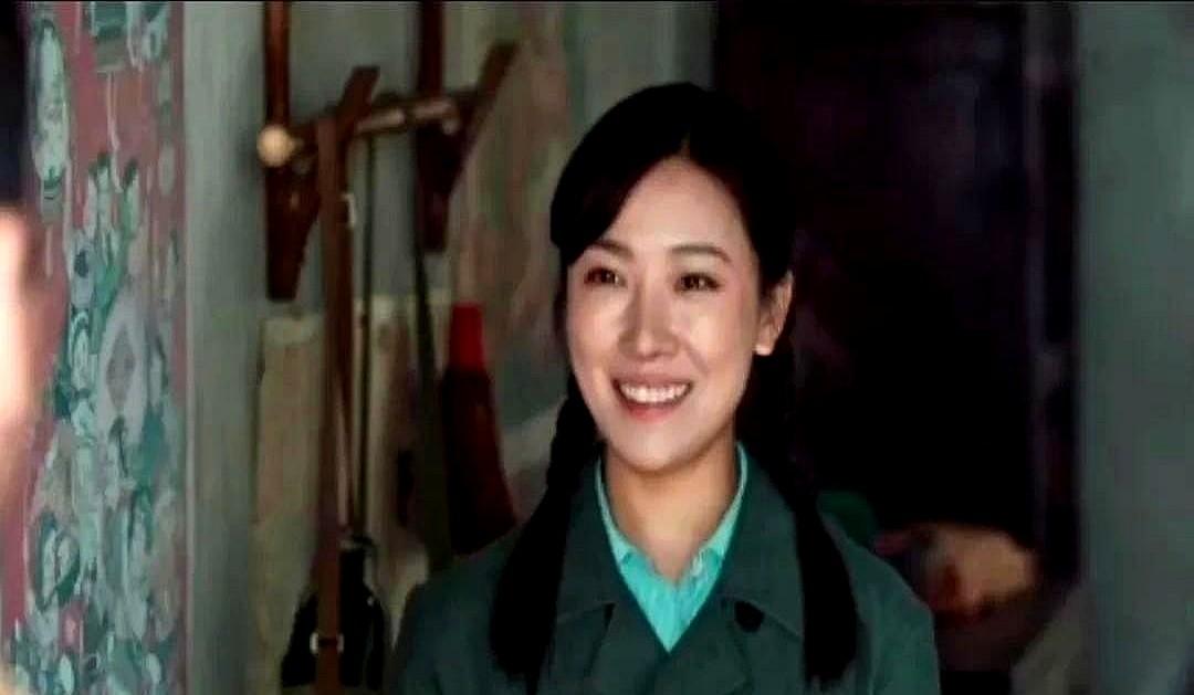 38岁的鲁诺和45岁的何明翰，一出场就顶着“超龄知青”的标签。

弹幕里有人直接