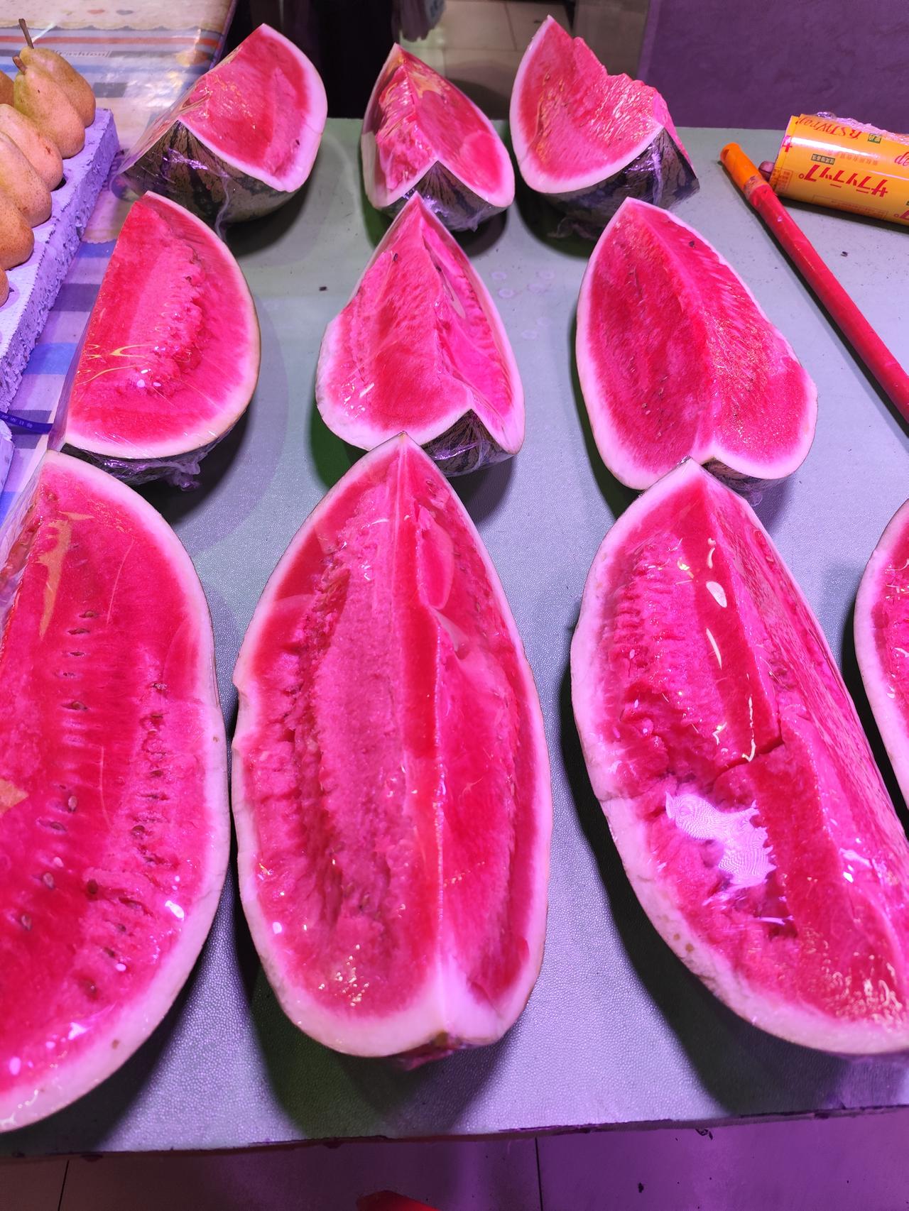 夏日天气炎热，人们都在寻找消暑解渴的食物，而西瓜汁多清凉，是首选。