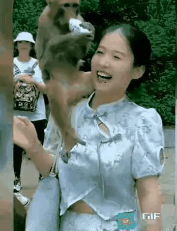 猴哥：美女别怕，我不会伤害你，只是让人家拍一张照而已。