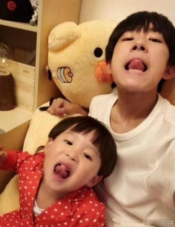 易烊千玺弟弟13岁近照都长这么大了啊 