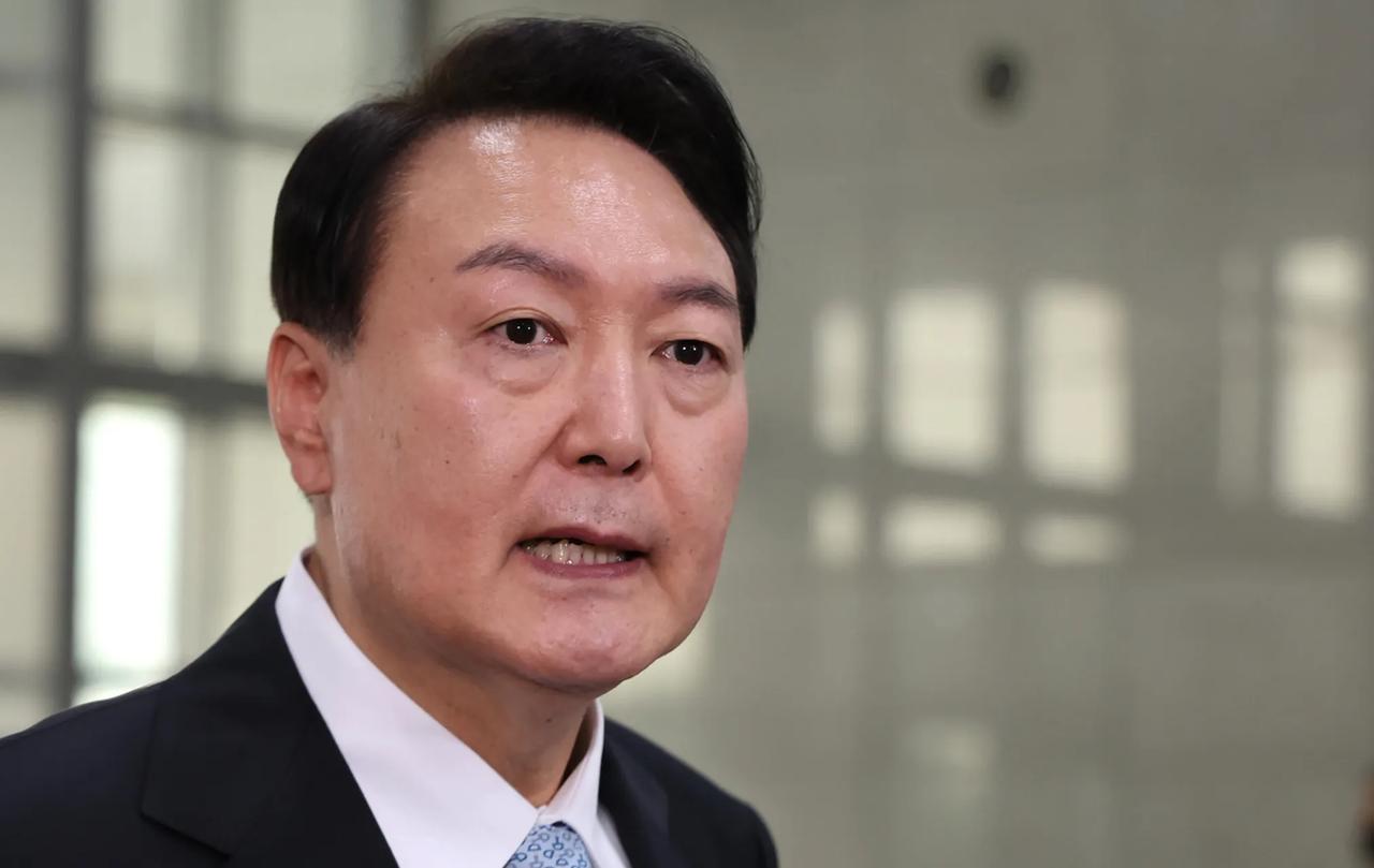 韩国历任总统简直就是人生样板。
嫁人就嫁尹锡悦
闺蜜就找朴槿惠
交友就找文在寅