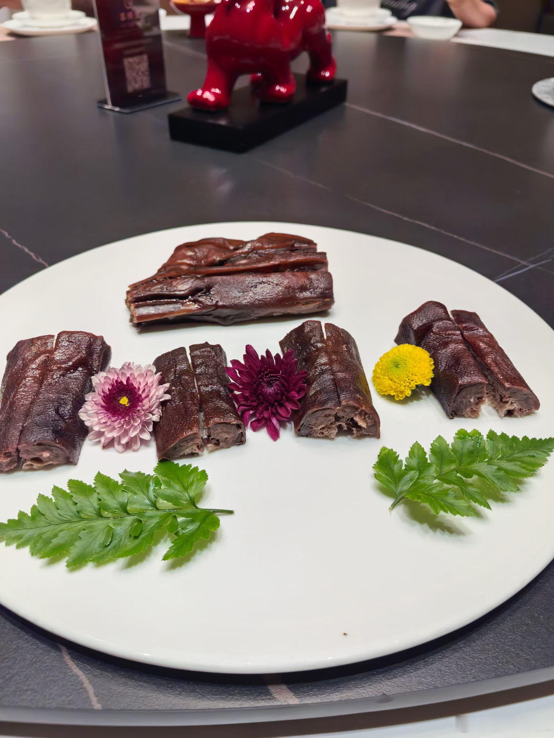 广州人确实会吃，食材搭配，精致有讲究！今天的上汤板蓝根特别惊艳！东星斑，芝士焗澳