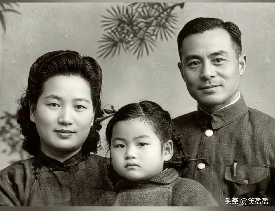 一位德械师营长在1937年淞沪战场幸存后与妻女的合影，他叫黄永淮(1902一19
