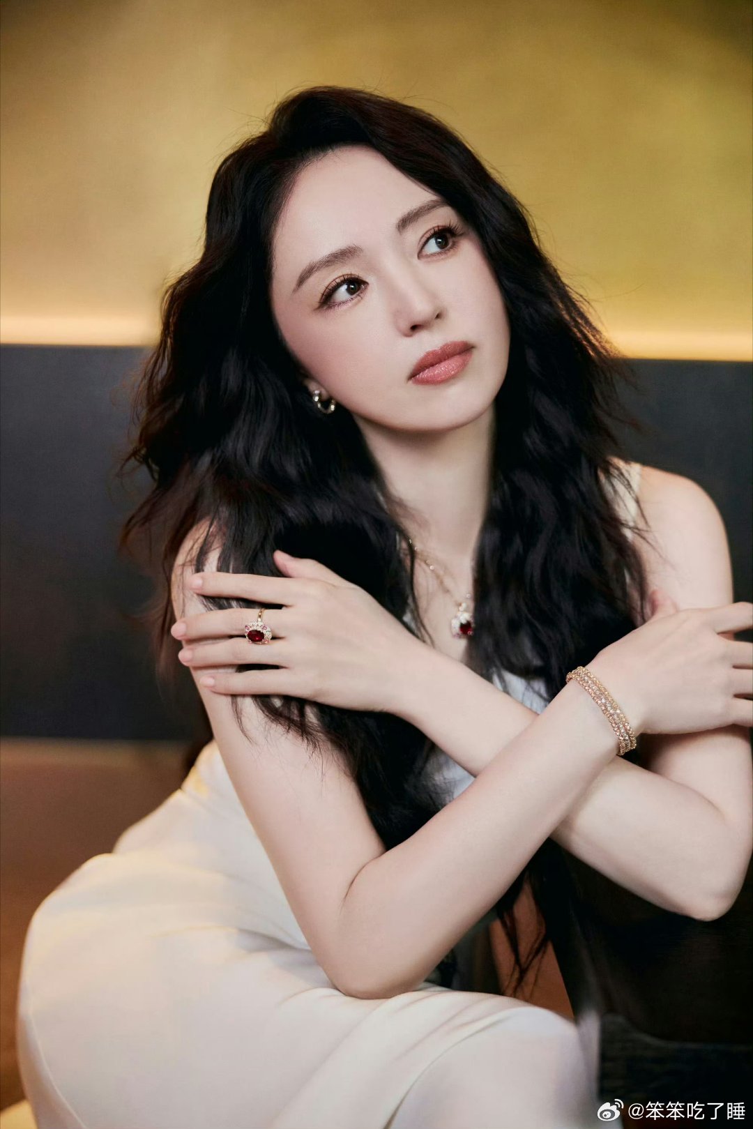 小酒窝首尔新造型超亮眼，和妈妈董璇逛街游玩，灵动可爱惹人喜爱董璇小酒窝韩国逛街首