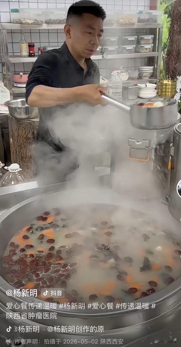 西安一餐饮店主，医院门口免费发饭，不收钱！被骂"作秀"，怎料，大半年后，一条私信