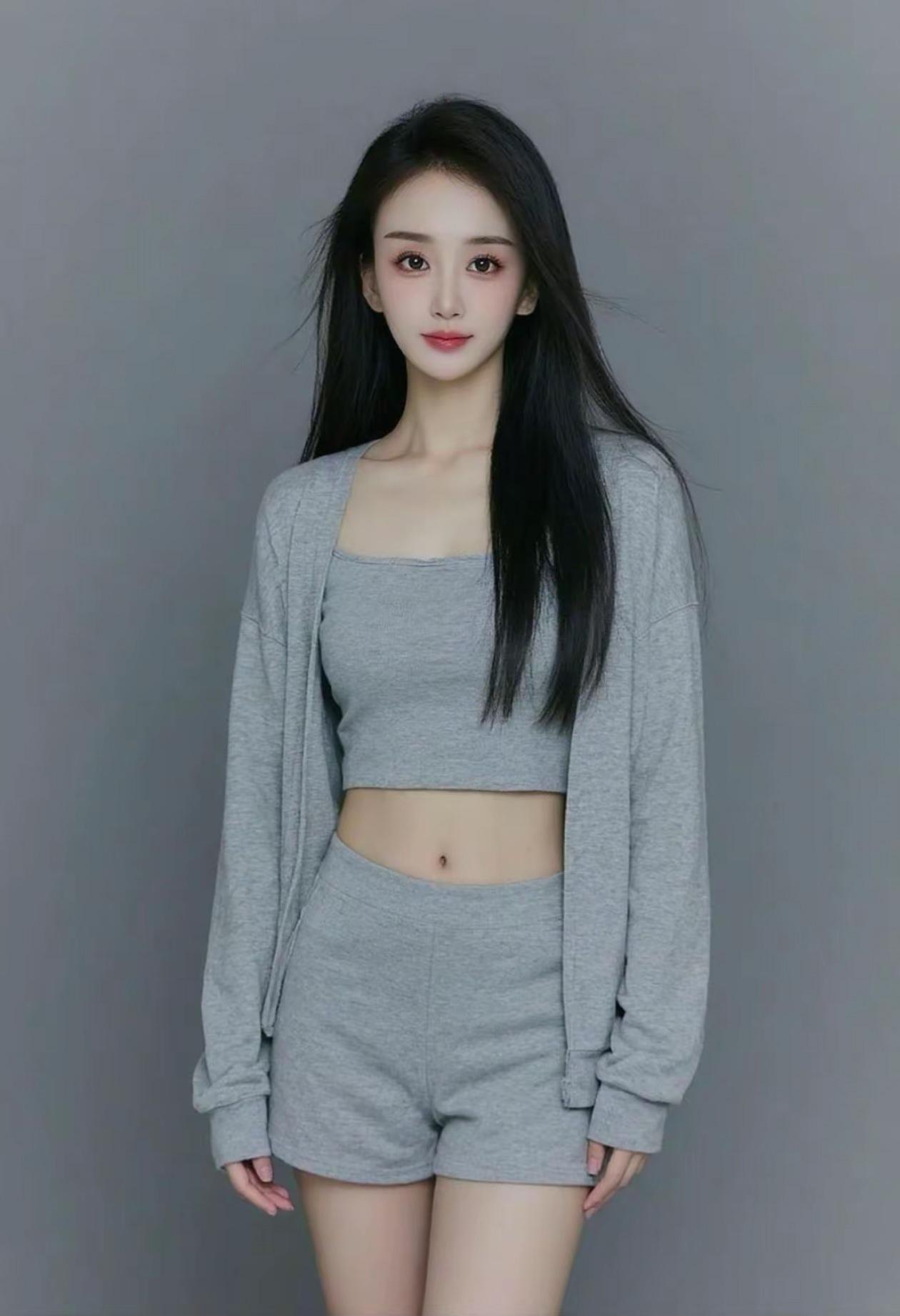 云鬓轻挽，风姿绰约。