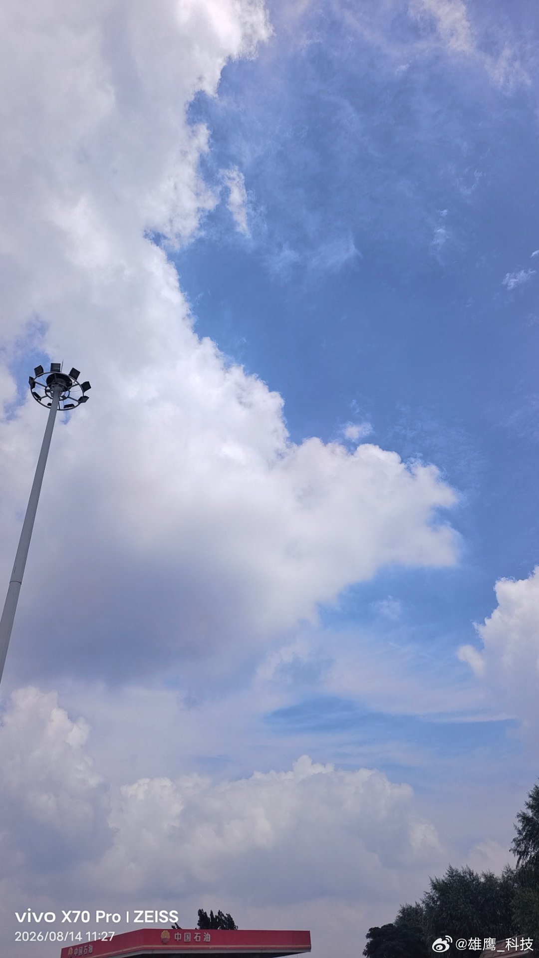 vivo 云随风动，心随行动；一路前行，最好的风景在路上。手机随手拍最美的风景在