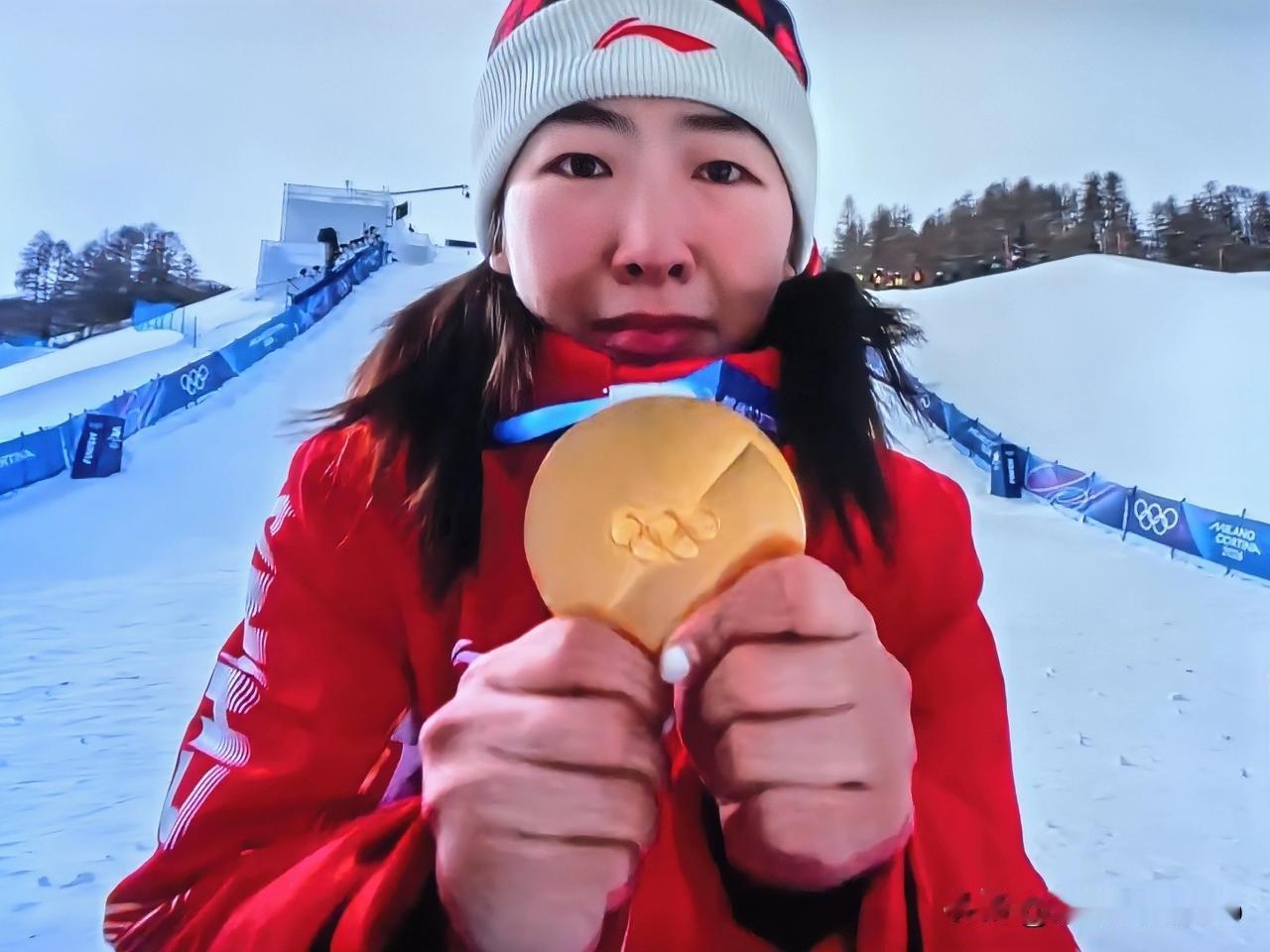 徐梦桃夺金后的两次“凡尔赛”让人感觉就是一个字——炫！
四年前的北京冬奥会“女子