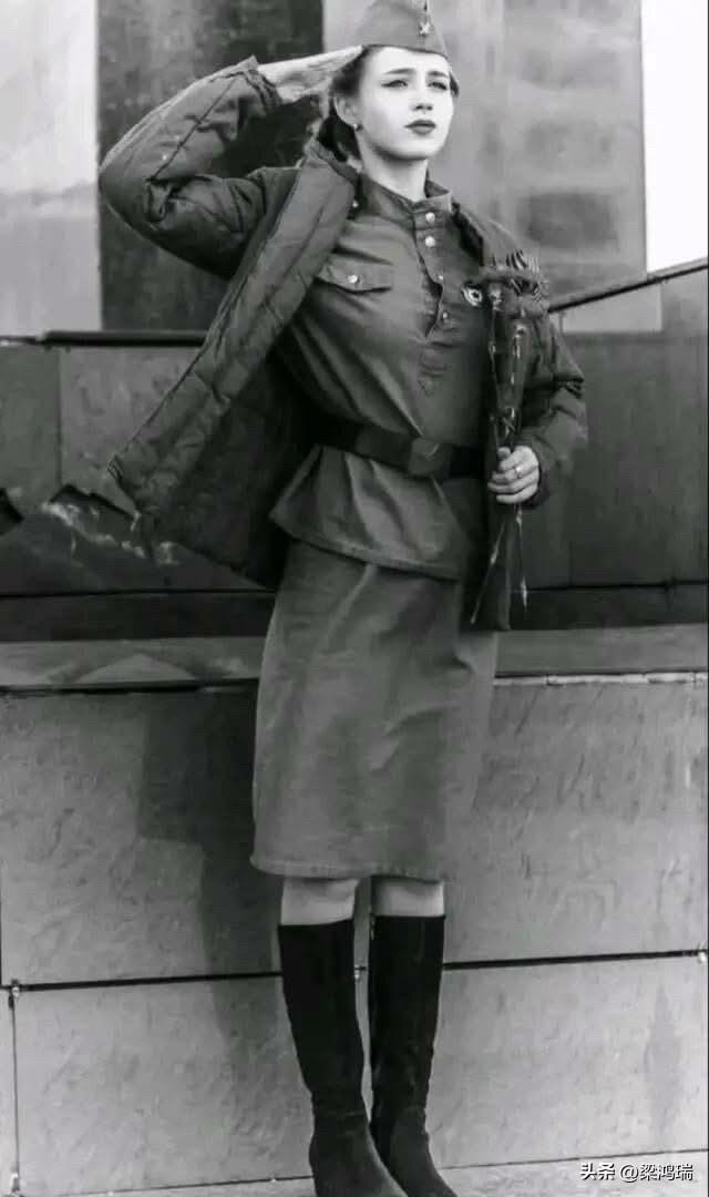1945年苏军势如破竹的攻陷了柏林，柏林大街上一名维持治安的苏联女兵，正在向经过