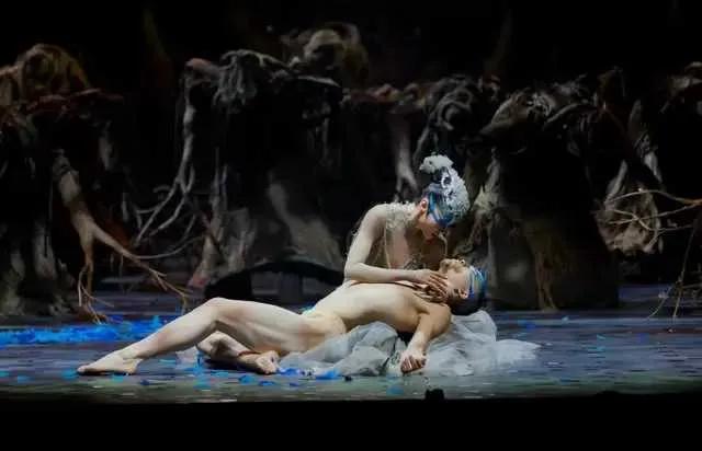 杨丽萍孔雀舞再惹争议，男舞者只穿底裤。网友评论两极化，有网友认为，艺术就要用艺术