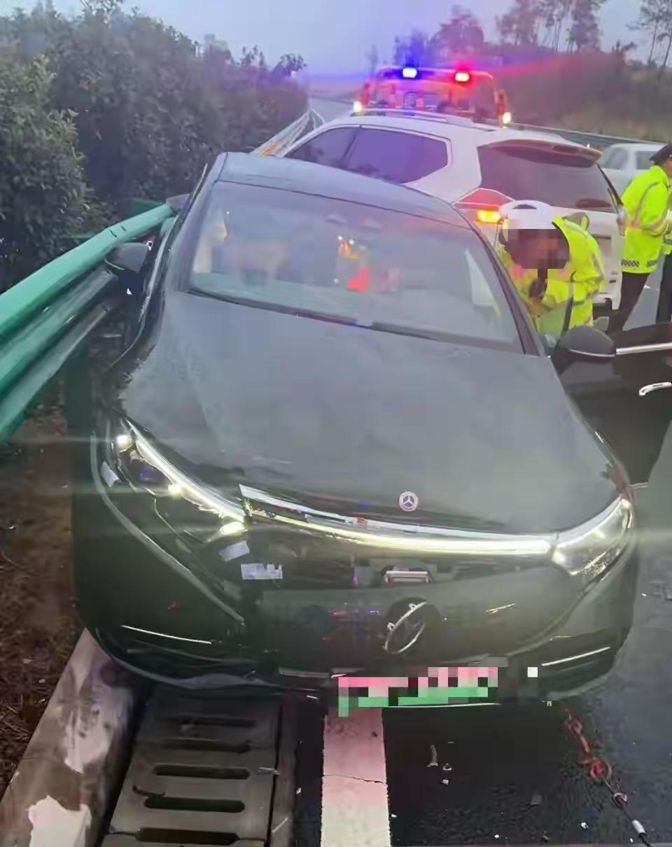 奔驰被撞报废！67万买的车投保52万，理赔只给24万？保险公司这波操作绝了
 