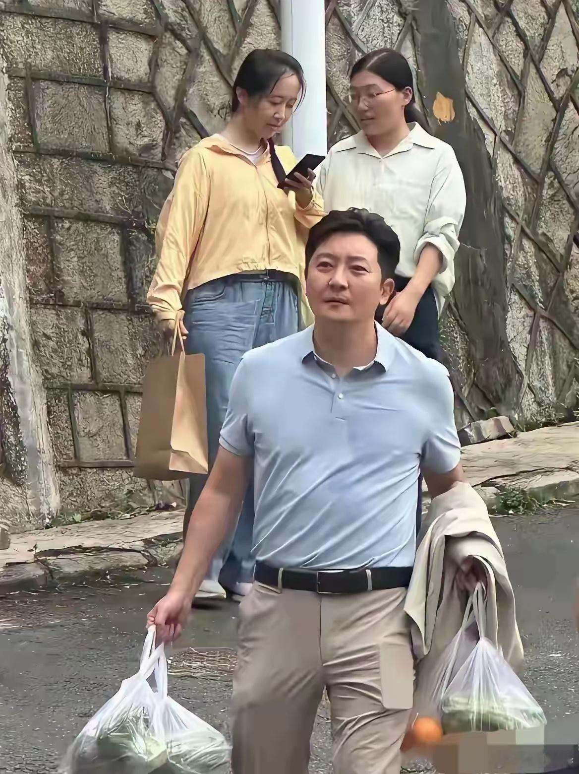 最近这张图很火，主要是男明星回家做饭！  我也天天在家做饭，这不是应该的吗！ ​