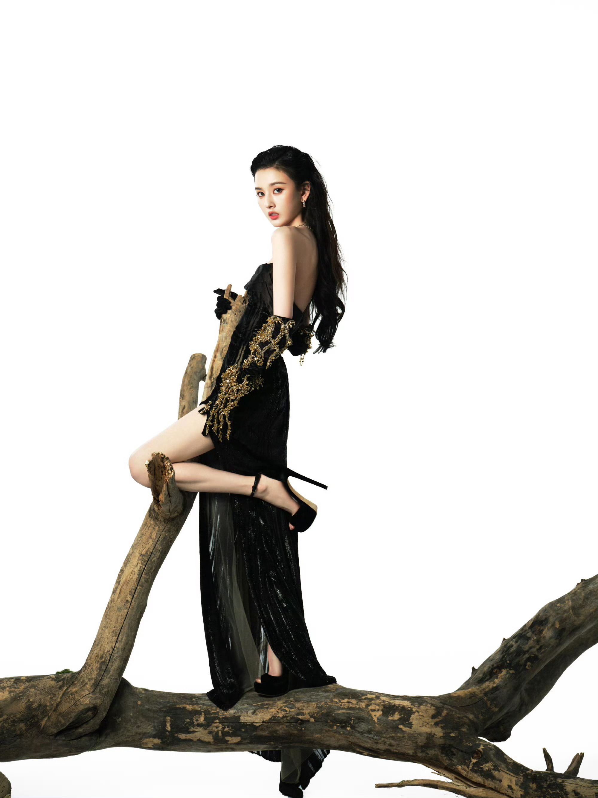 宋祖儿枯木逢生  宋祖儿微博之夜这套黑色礼服裙，这不是枯木逢生是什么！黑裙衬得她