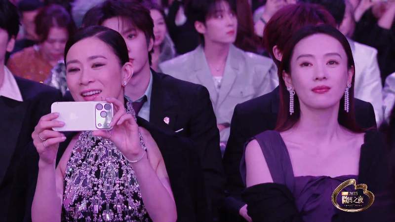 佘诗曼追星labubu佘诗曼拍labubu 哎哟！ 