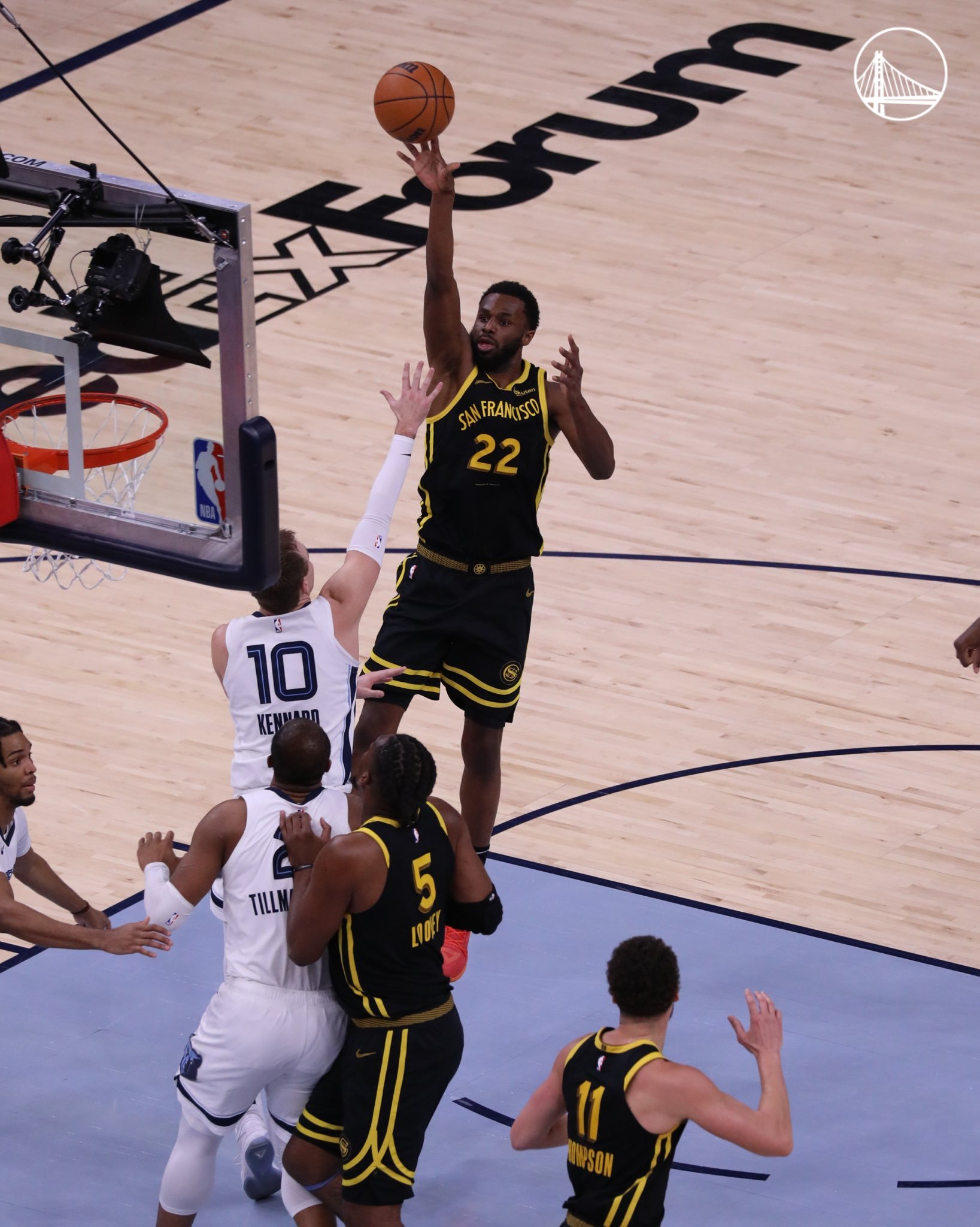 今日，勇士主教练科尔参加了电台节目《Willard & Dibs》，其中谈到了维