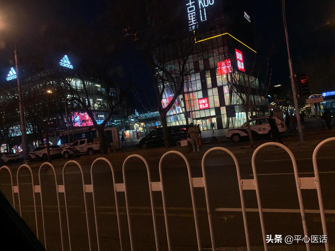 今天下班一路只遇到两个红灯，破历史记录省了一半的时间，随手拍了两张照片以为纪念。