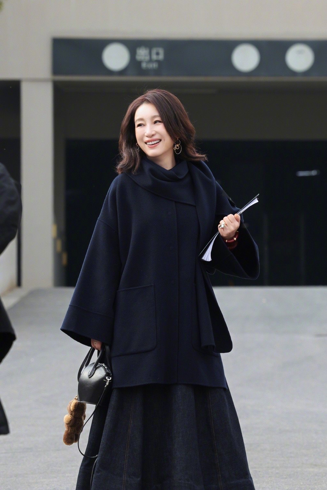 秦海璐衣品 秦海璐最近几次现身央视，把大衣穿出了新高度。不管是近五万的灰色羊驼毛