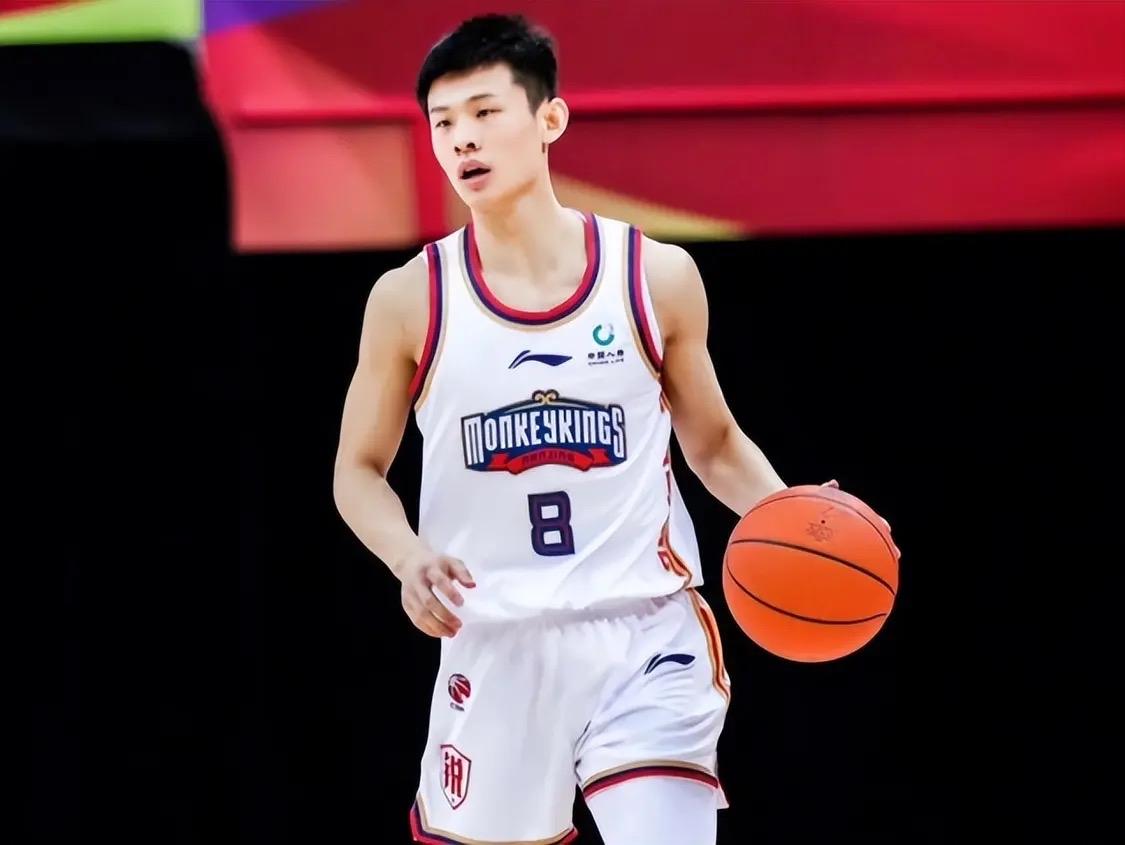 目前这支中国男篮，除了王俊杰，没有任何球员有肌肉线条，看看王兰钦若不经风的手臂，