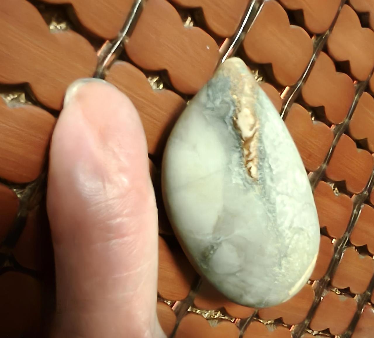 每日一点生活感悟我的左手大拇指小时候被刀割了一下，成了这个样子（如图所示）。前不