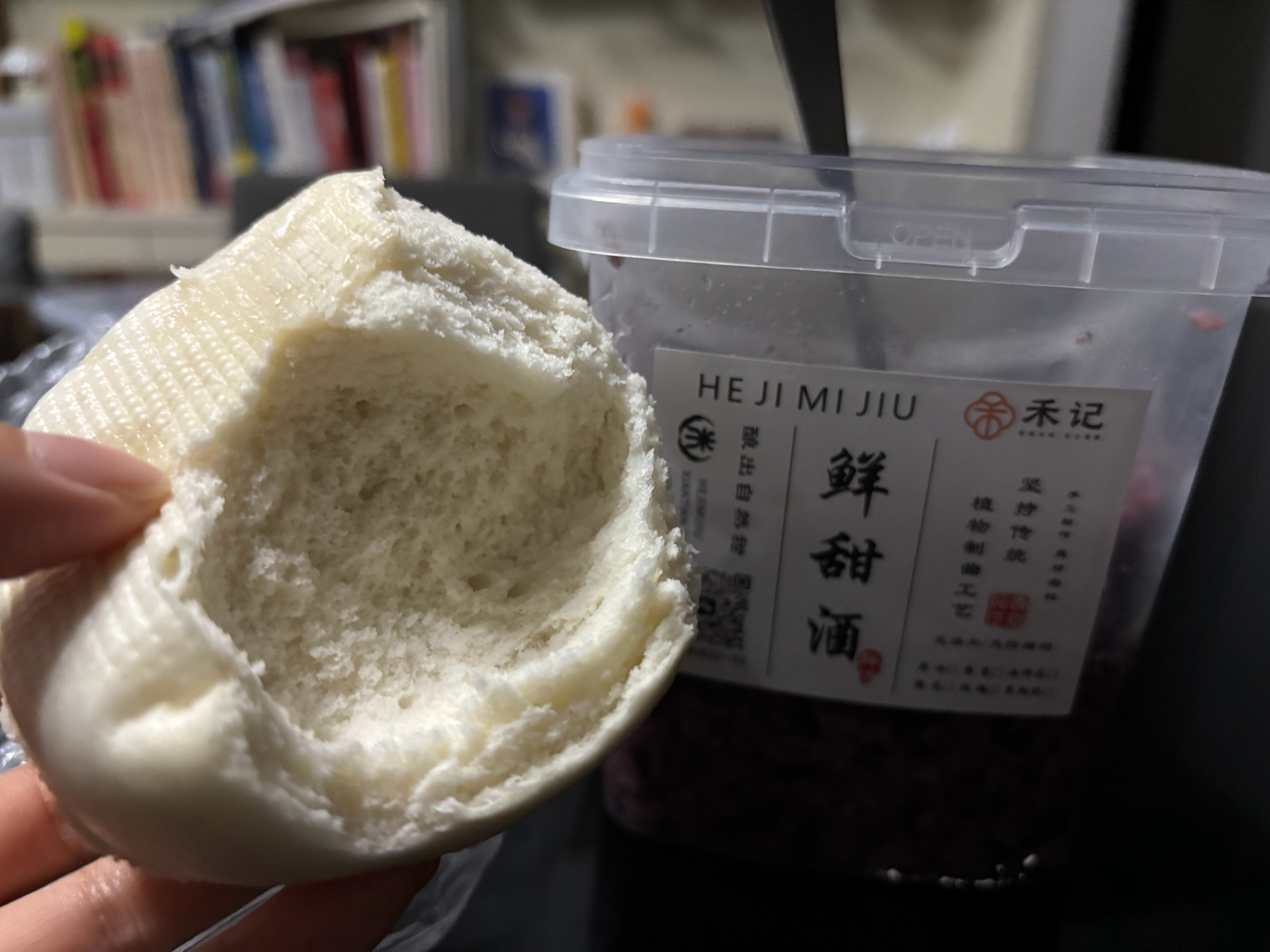 今晚宵夜简单点 馒头配米酒 nice