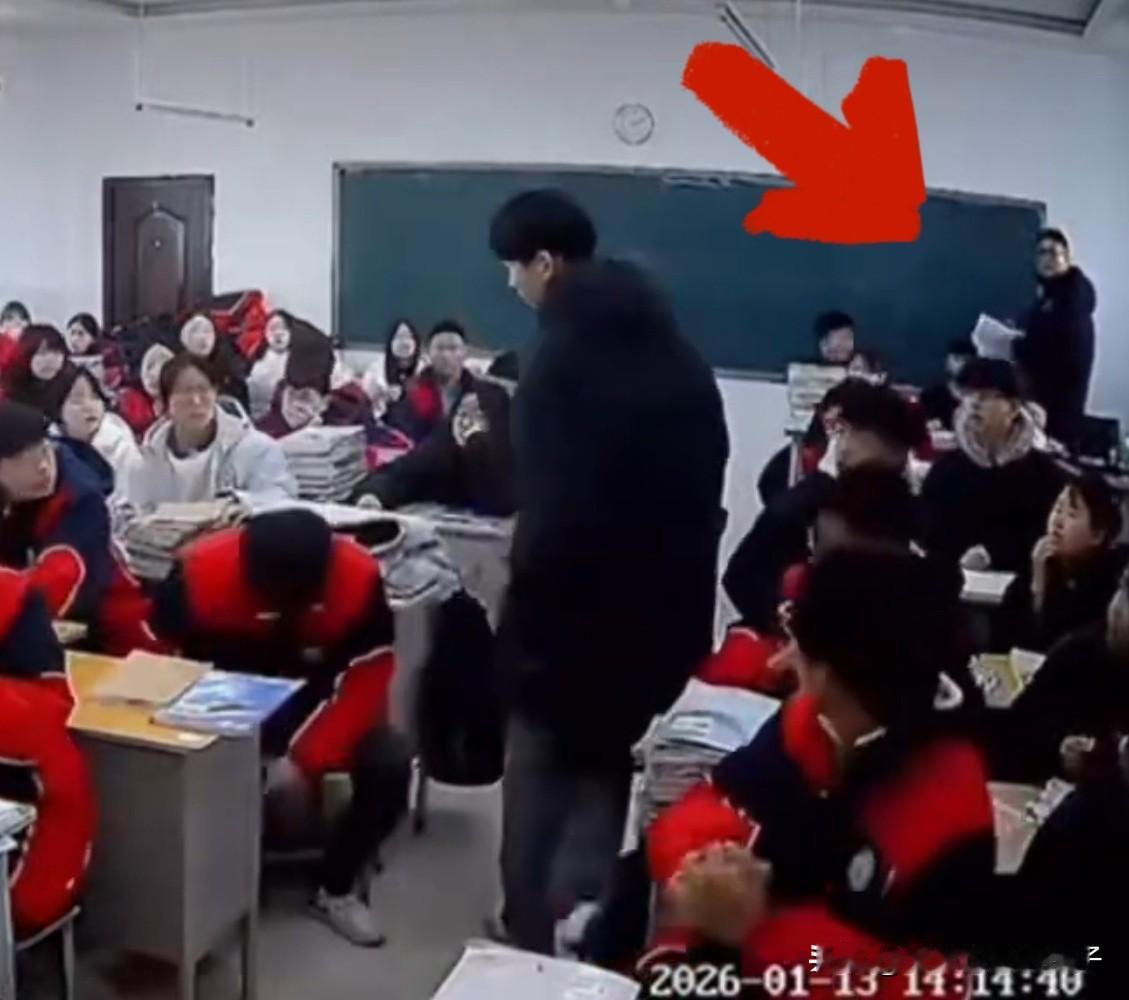 关于河南某学校高中生用凳子砸同学这事，不知道大家注意到一个细节没有，当时老师就站