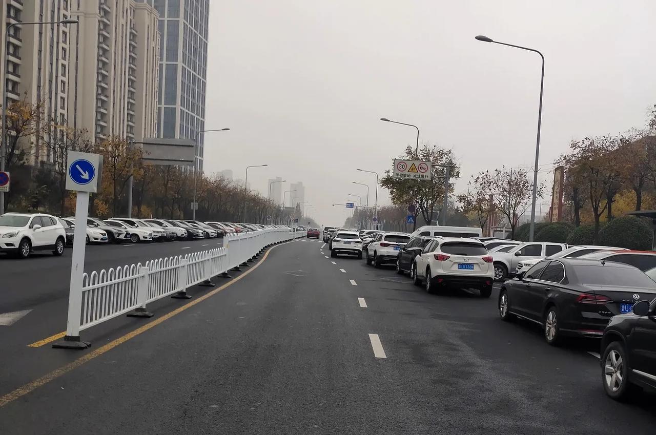 今天，即墨区初中高中开家长会，学校附近全是家长们停的车，有的都停到路中央来了，公
