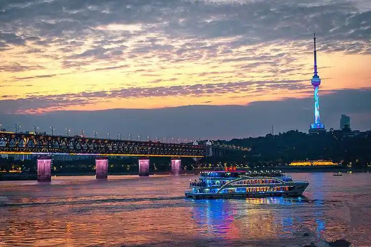 武汉在国内算是很强的城市吗? 武汉绝对是国内很强的城市。从城市建设看，它有13个