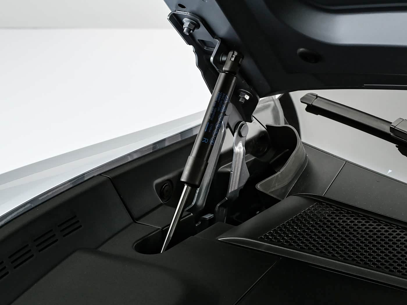 尚界Z7的前备箱盖是四连杆铰链（图一），另一位7是单轴铰链（图二）尚界Z7的后门