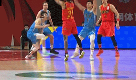 #CBA联赛##北京男篮##解立彬带头欲提前退场##翟晓川大闹技术台#
CBA公