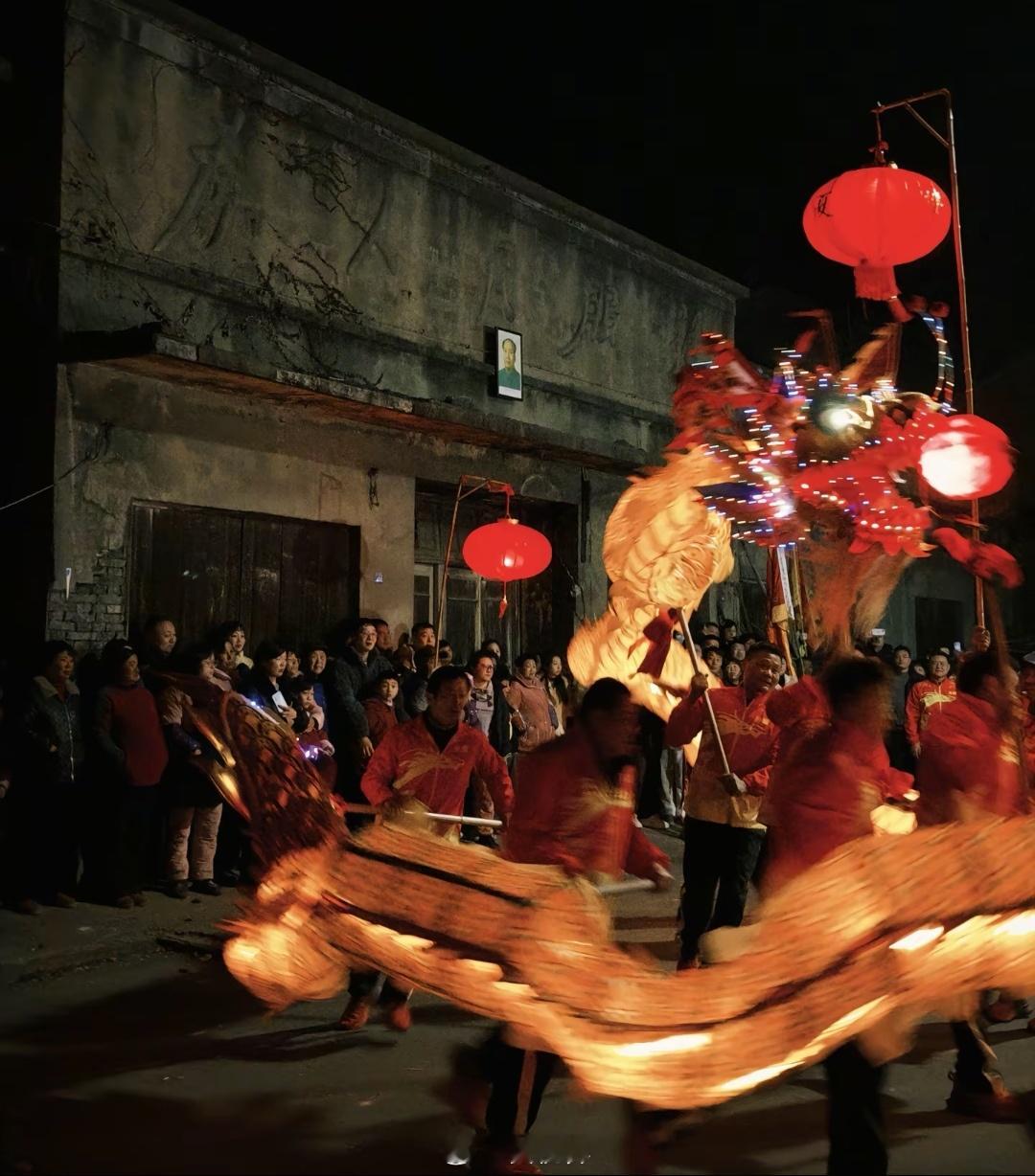 这个春节，最让我心动的一张图——在教员画像前，舞起中国龙！这是中国民间的气派，这