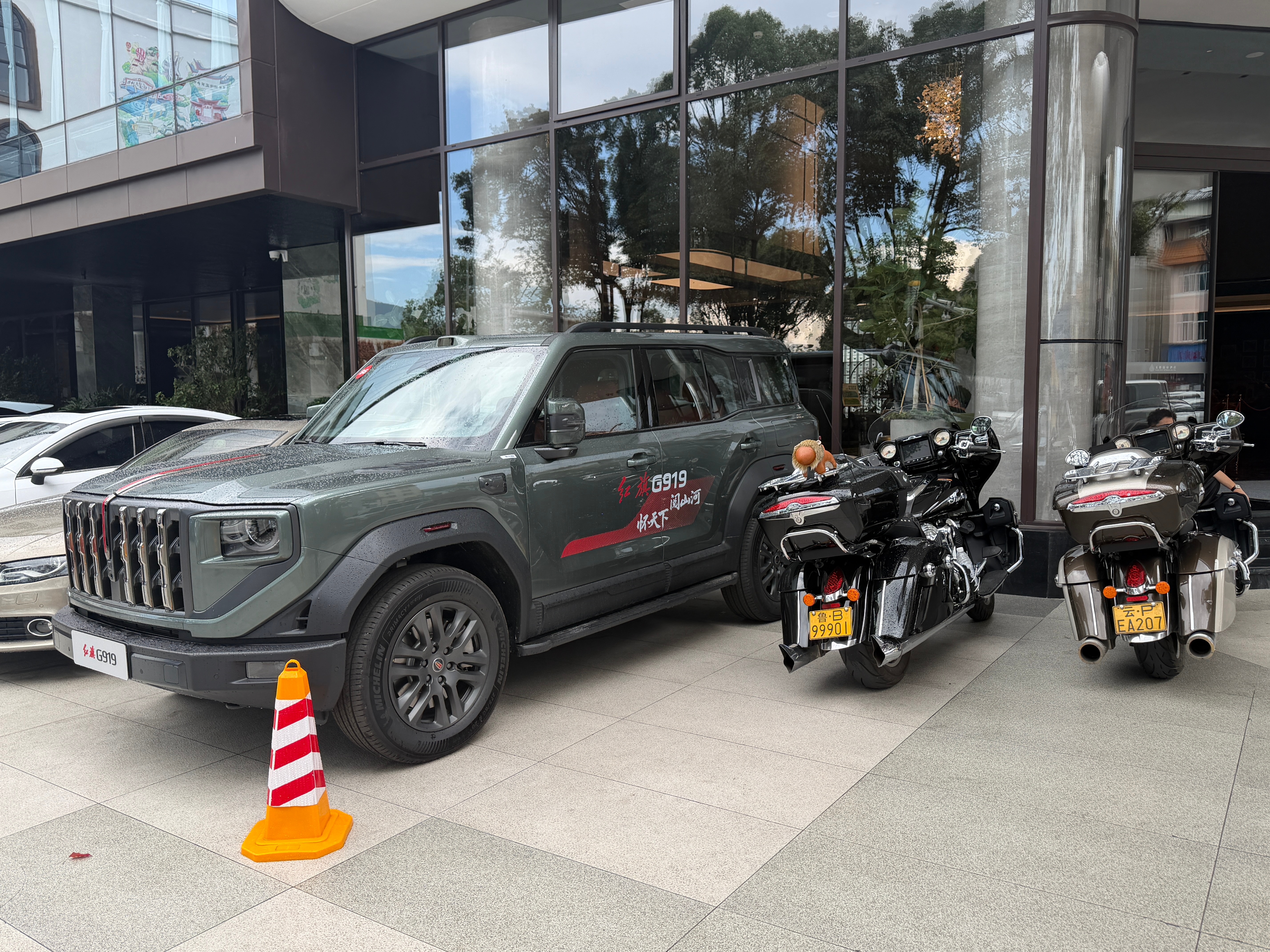 在腾冲遇到这个车 红旗G919 好帅呀 停在酒店门口据说四个电机？越野性能强悍？