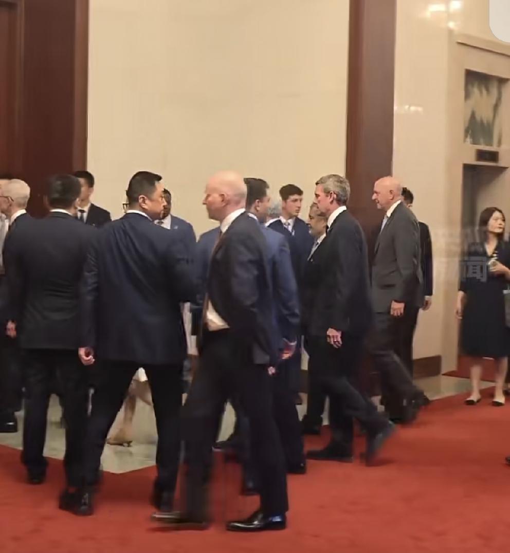 商界代表团的构成如下：
      科技巨头云集：马斯克、库克、黄仁勋、阿蒙等均