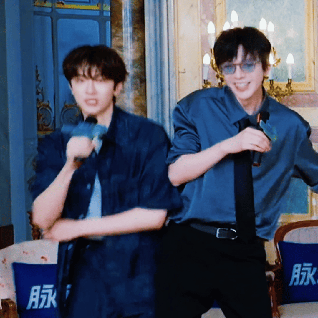 想跟林老师换个位置，我撞我大哥膝盖，我大哥撞我肩膀[哈哈] ​​​