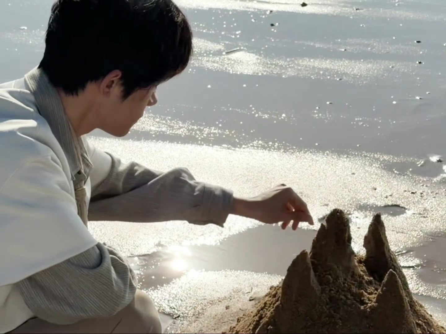 易烊千玺海边live 易烊千玺新鲜的海边live花絮送达海边玩沙，手好好看呐易烊