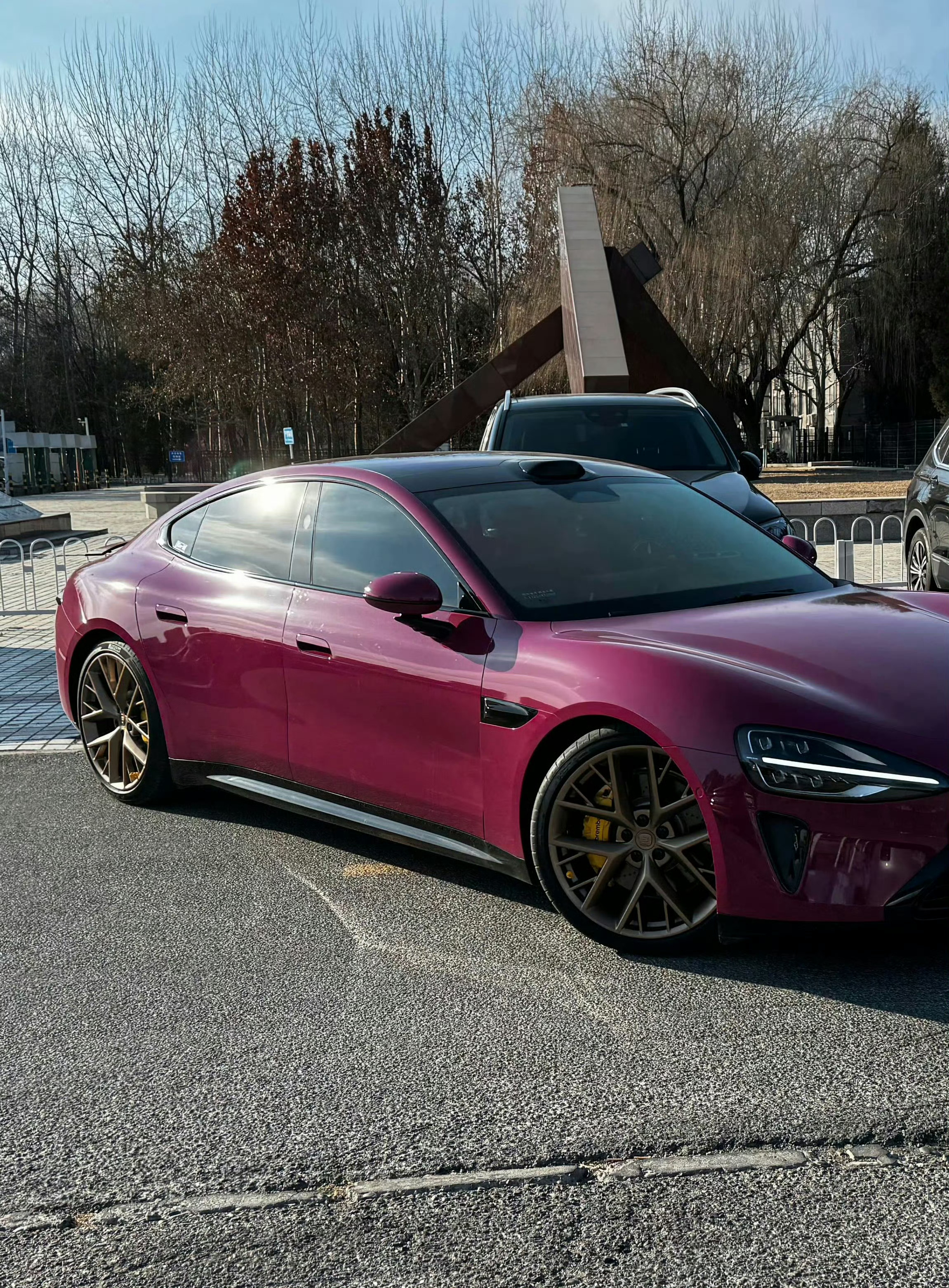 尚界Z7这款轮圈很像老款小米SU7的金属钕色轮圈，很早之前保时捷就有类似样式轮圈