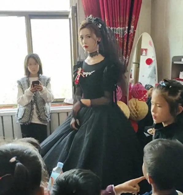 你能接受吗？甘肃一新娘穿黑色婚纱举行婚礼，网友：新郎压力山大 ​​​