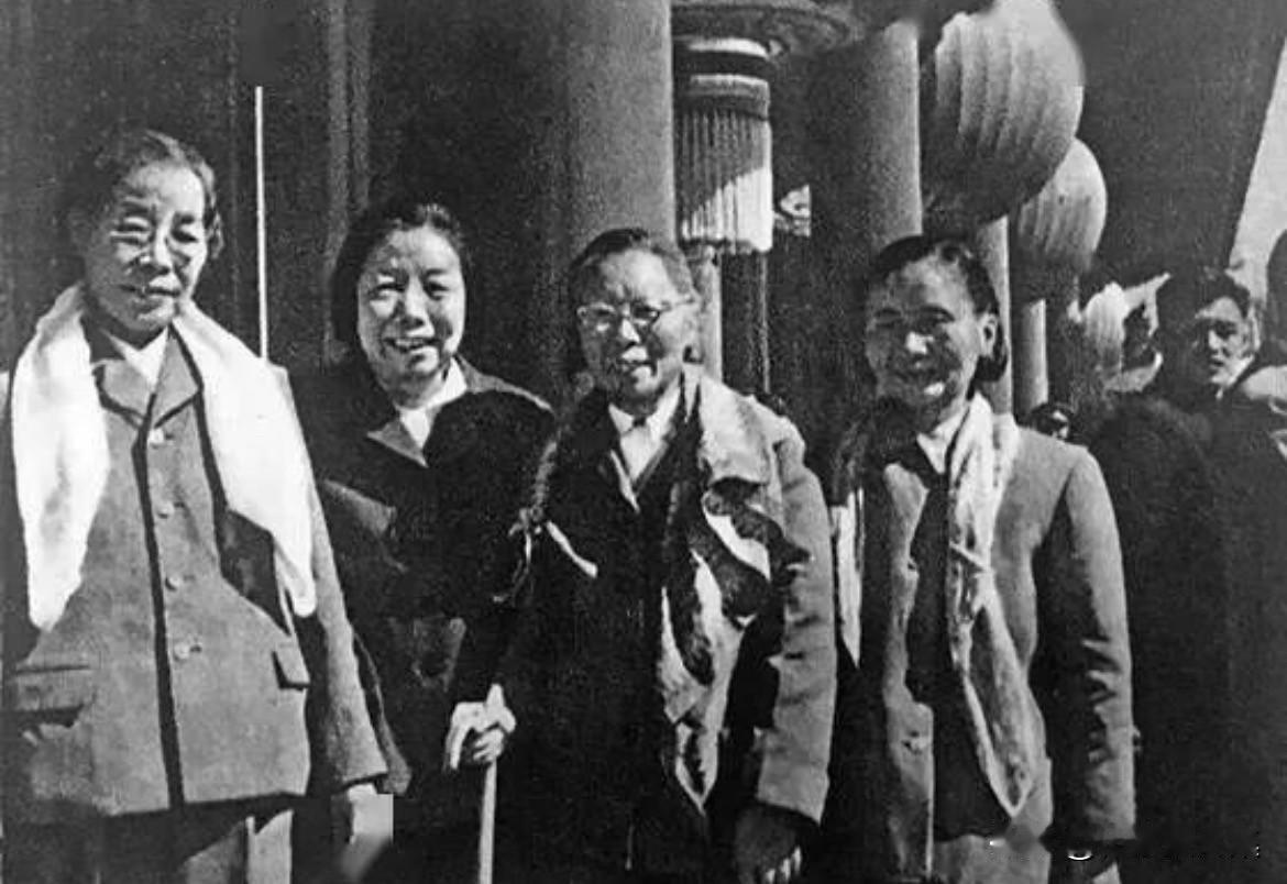 1959年10月1日，钱瑛、帅孟奇、邓颖超、陈少敏（从右至左）在天安门城楼上合影