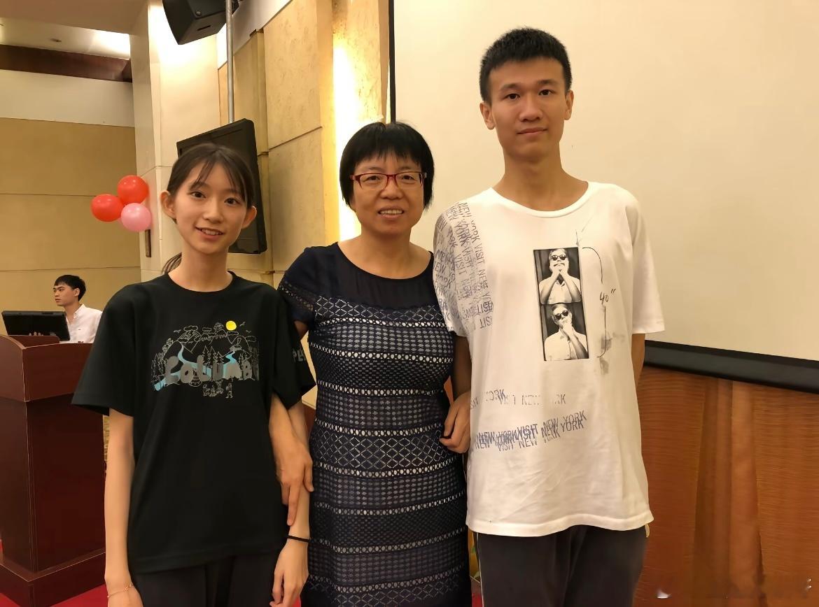 把八年前的班主任请来给我们俩证婚 