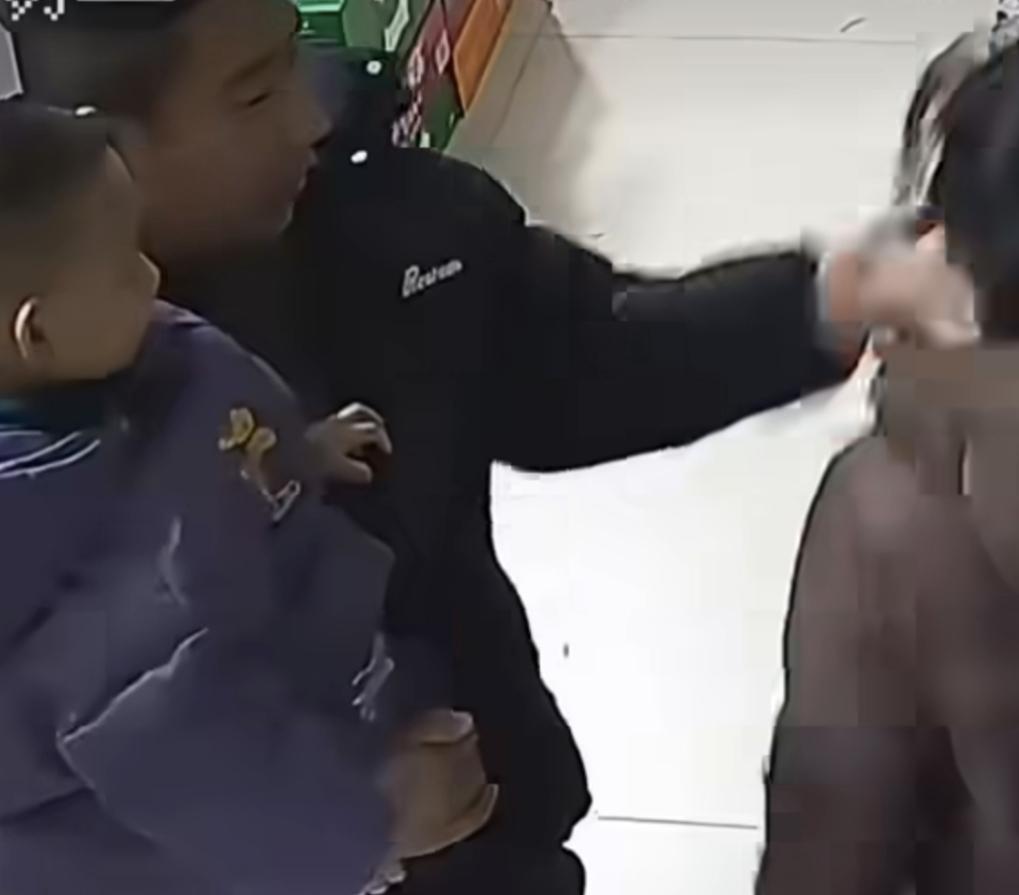 吉林，老公和妻子玩闹摸妻子脸，
孩子以为妈妈被爸爸“欺负”，
伸手给爸爸超响的一