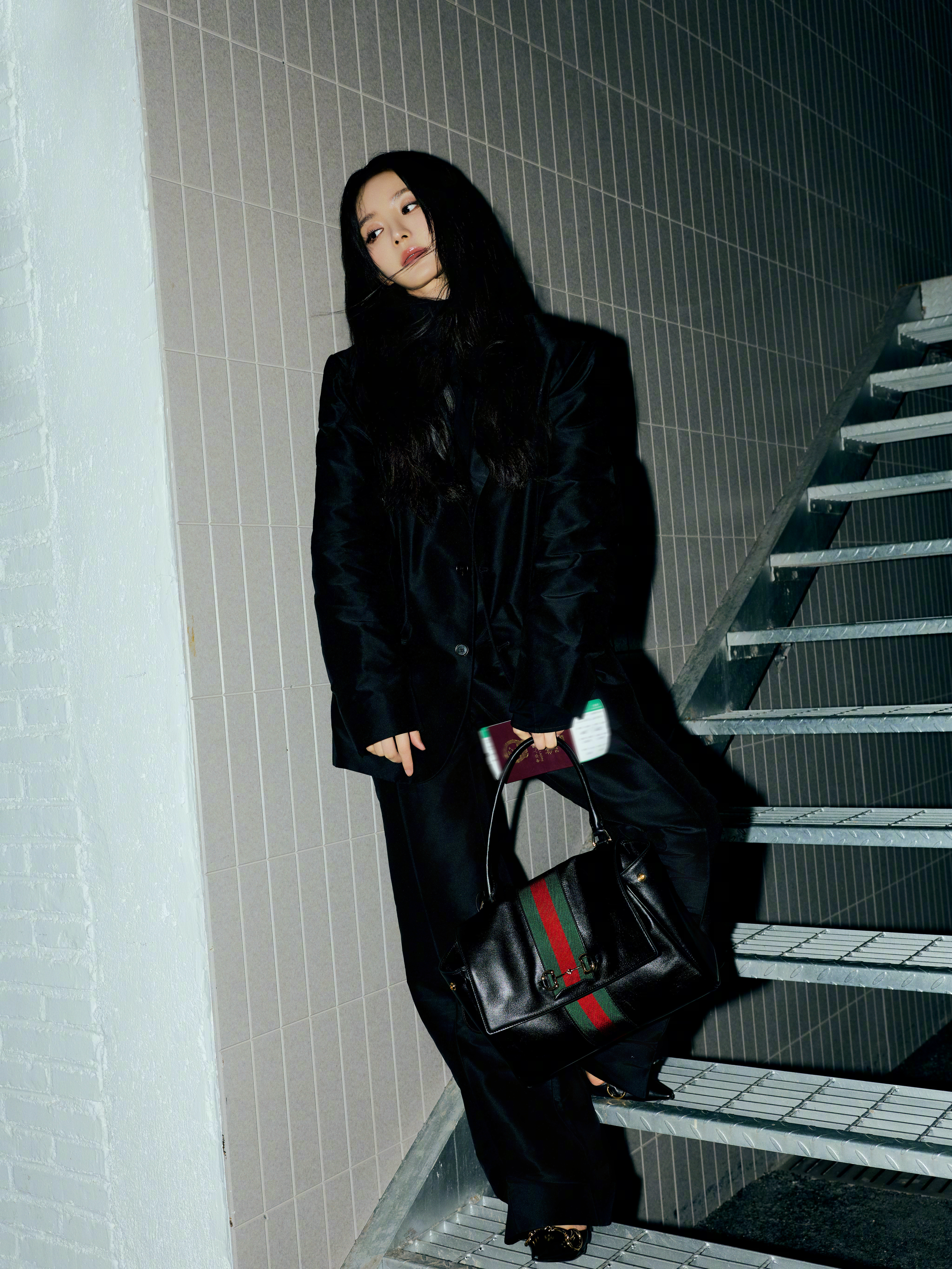 田曦薇出镜Gucci品牌物料，以一身ALL BLACK造型搭配Paparazzo